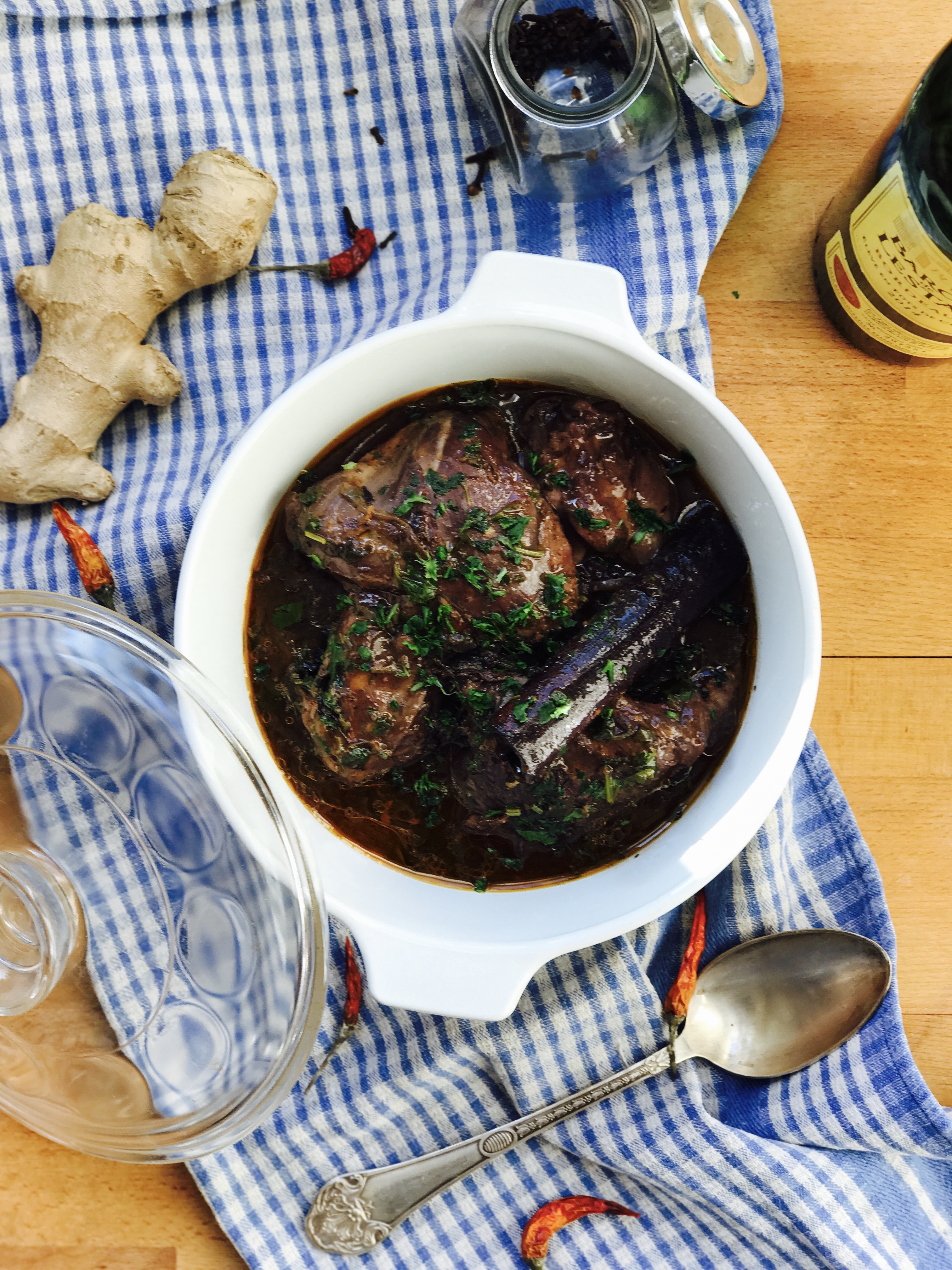 Salmi Poulet Poulet Cuit Dans Une Bonne Sauce Au Vin Rouge Et