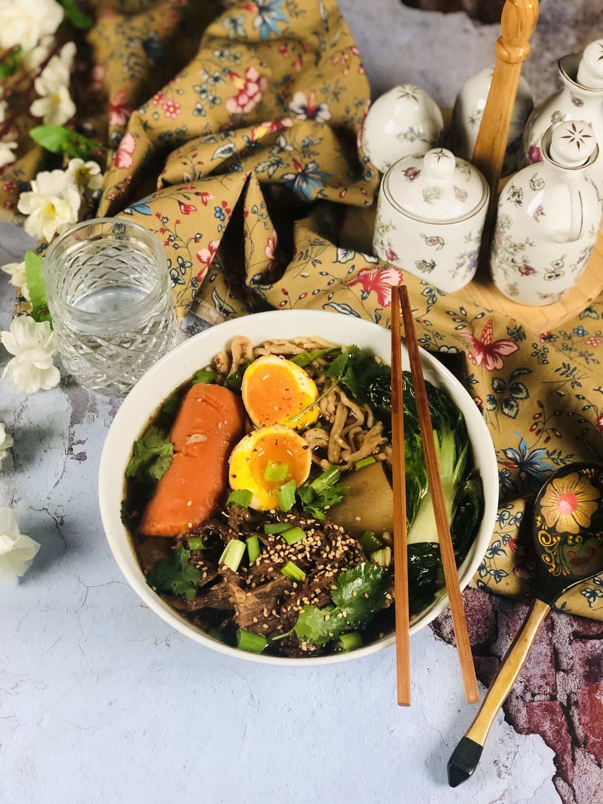 Wok de ramen, poulet yakitori et légumes - recette chinoise