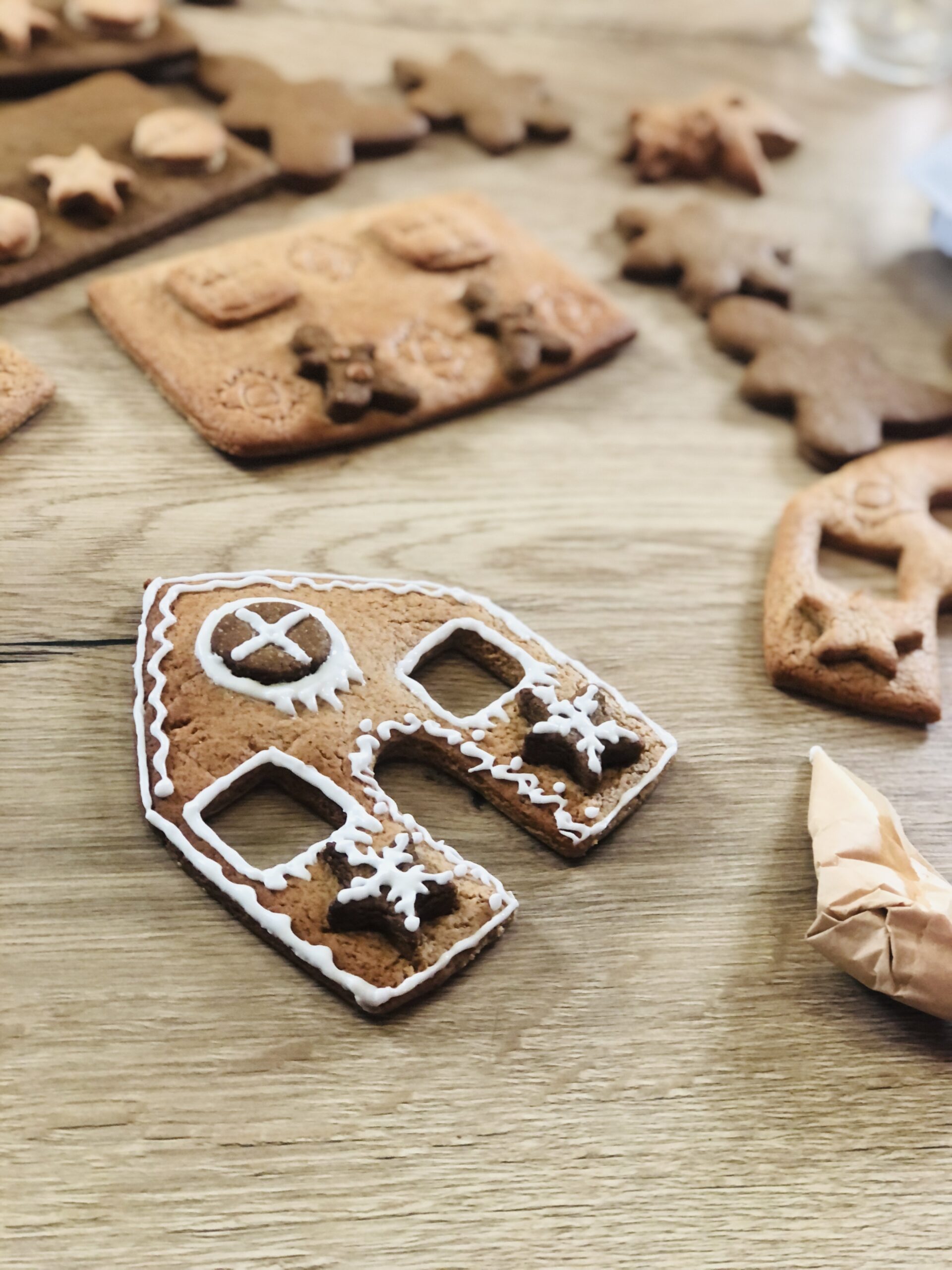 Maison pain d'épices à réaliser soi-même pour la Saint Nicolas - Recette  par Elise dit à table